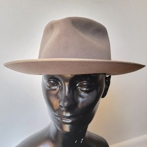 Stratoliner style fedora in grey felt. Excellent vintage condition.